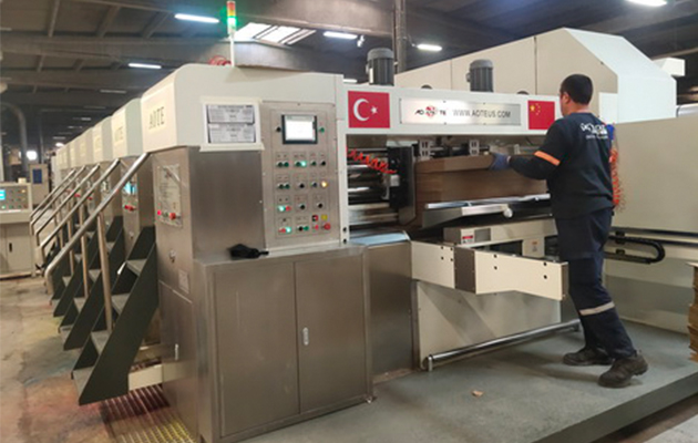 ZYKM IV型（固定式）高速印刷開槽模切粘箱捆扎生產線在土耳其包裝公司工作剪影